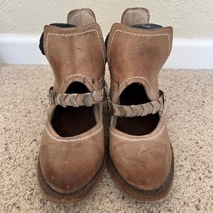 Freebird size 8 taupe blade